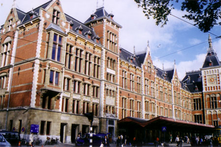 Amsterdam Centraal_westgevel.JPG (48546 bytes)